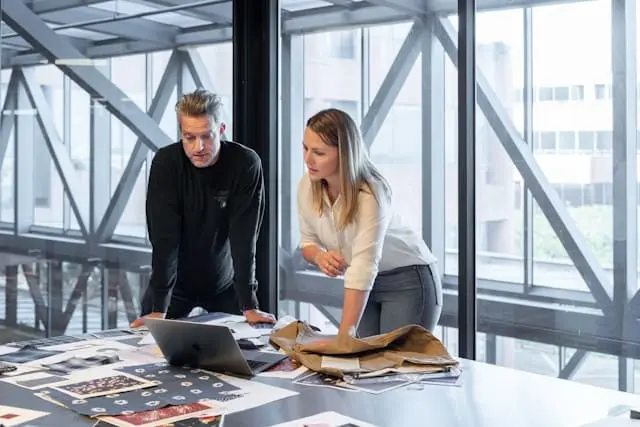 Homme et femme discutant devant un ordinateur portable