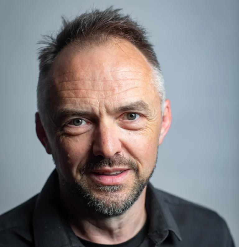 Portrait d'un homme blanc, bouc et regard confiant