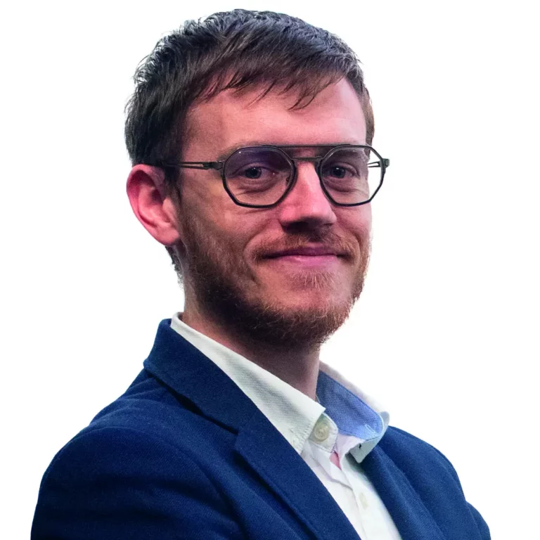 Portrait d'un homme avec des lunettes et une chemise bleue